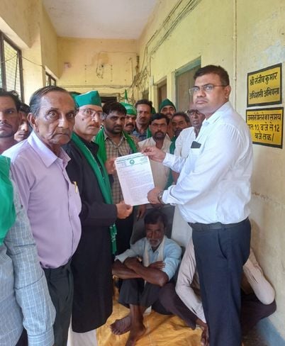 बिल्सी तहसील में धरना देते भाकियू के पदाधिकारी। संवाद