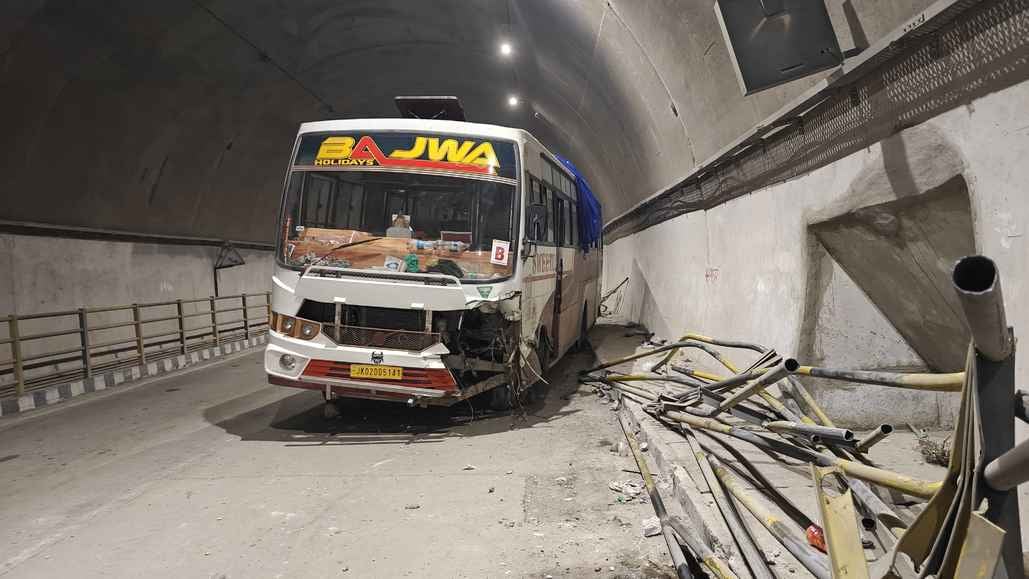 काजीगुंड में टनल में हुए हादसे के बाद क्षतिग्रस्त कार। संवाद काजीगुंड में टनल में हुए हादसे के बाद क्षतिग्रस्त कार। संवाद