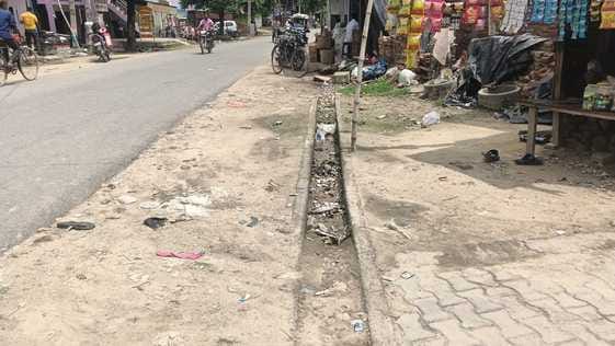 कस्बे में मेन रोड पर भरा पानी-संवाद कस्बे में मेन रोड पर भरा पानी-संवाद