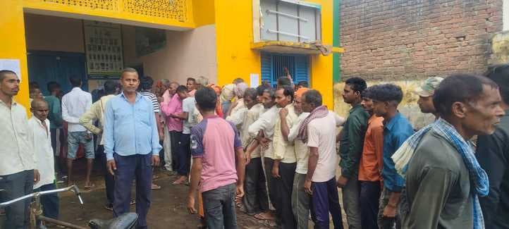 किसानों से चर्चा करते हुए एआर कोऑपरेटिव रजशीन प्रताप सिंह। स्रोत विभाग