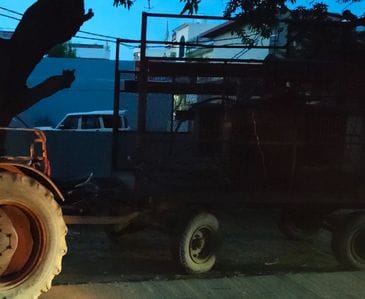 खराब ट्रॉसफाॅर्मर दिखाते ग्रामीण।स्रोत: ग्रामीण खराब ट्रॉसफाॅर्मर दिखाते ग्रामीण।स्रोत: ग्रामीण
