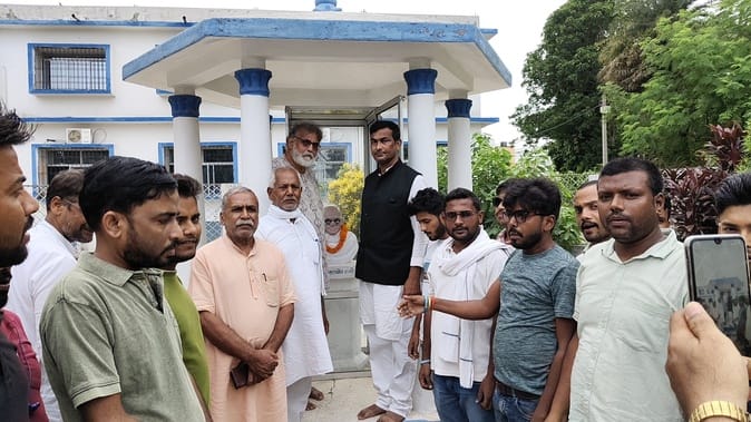 मधेपुरा में महात्मा गांधी की प्रतिमा पर माल्यार्पण करते तुषार गांधी। फोटो - अमर उजाला डिजिटल