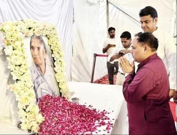 नगीना के ग्राम हुर्रनंगला में भाजपा प्रदेश संगठन महामंत्री धर्मपाल सिंह की माता के चित्र पर पुष नगीना के ग्राम हुर्रनंगला में भाजपा प्रदेश संगठन महामंत्री धर्मपाल सिंह की माता के चित्र पर पुष
