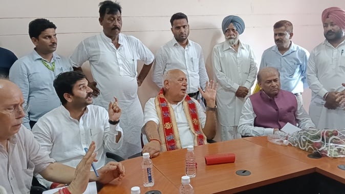 प्रेसवार्ता को संबोधित करते कृषि मंत्री सूर्य प्रताप शाही। संवाद