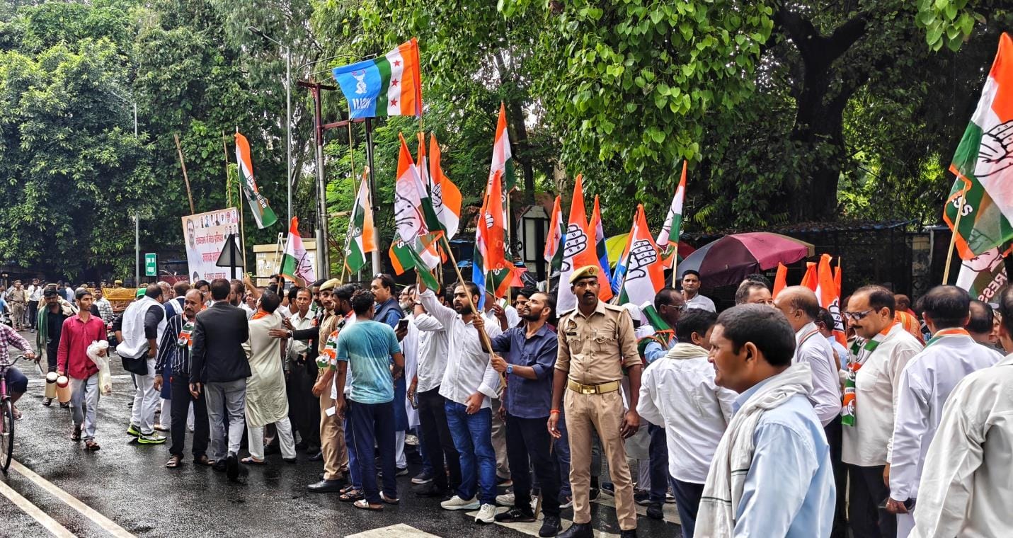 राहुल गांधी एमपी-एमएलए कोर्ट जाते हुए। अमर उजाला राहुल गांधी एमपी-एमएलए कोर्ट जाते हुए। अमर उजाला
