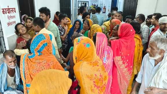 सीएचसी में रोते बिलखते परिजन व जुटी लोगों की भीड़। सीएचसी में रोते बिलखते परिजन व जुटी लोगों की भीड़।