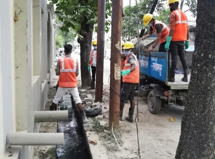 शाहपुरा कोठी मार्ग पर हो रहा नाला सफाई का कार्य। संवाद