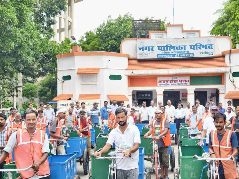 शाहपुरा कोठी मार्ग पर हो रहा नाला सफाई का कार्य। संवाद