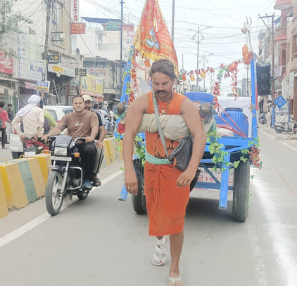 शामली में कैराना मार्ग पर कांवड़ लेकर जाते शिव भक्त । संवाद