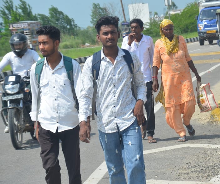 शामली सहारनपुर रोड पर खड़ी प्राइवेट बसे । संवाद शामली सहारनपुर रोड पर खड़ी प्राइवेट बसे । संवाद