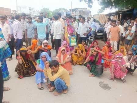 यूरिया लेने आई भीड़ को शांत कराती पुलिस। स्रोत: सोशल मीडिया