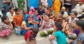 अनुज की मौत पर बिलखते परिजन।