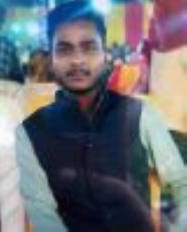 अनुज की मौत पर बिलखते परिजन।