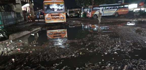 बूंदाबांदी के बीच छाता लगाकर जाता साइकिल सवार। संवाद बूंदाबांदी के बीच छाता लगाकर जाता साइकिल सवार। संवाद