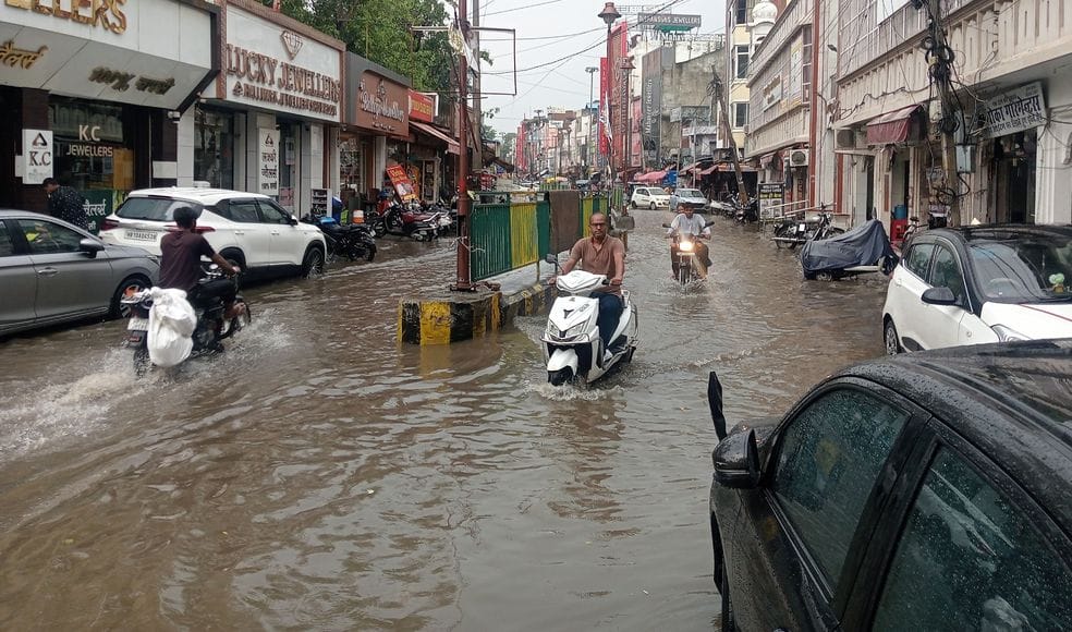 फोटो 20- सोनीपत के सुभाष चौक के पास तेज बारिश के दौरान जाम में फंसे वाहन व हठखेलियां करते ऑटो क