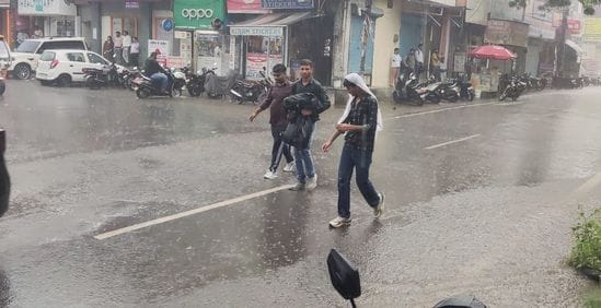 फोटो 20- सोनीपत के सुभाष चौक के पास तेज बारिश के दौरान जाम में फंसे वाहन व हठखेलियां करते ऑटो क