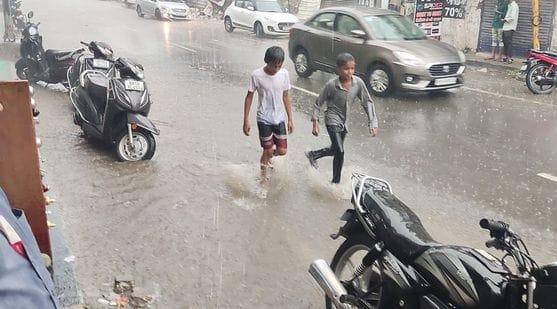 फोटो 20- सोनीपत के सुभाष चौक के पास तेज बारिश के दौरान जाम में फंसे वाहन व हठखेलियां करते ऑटो क