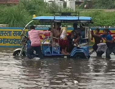 फोटो 20- सोनीपत के सुभाष चौक के पास तेज बारिश के दौरान जाम में फंसे वाहन व हठखेलियां करते ऑटो क
