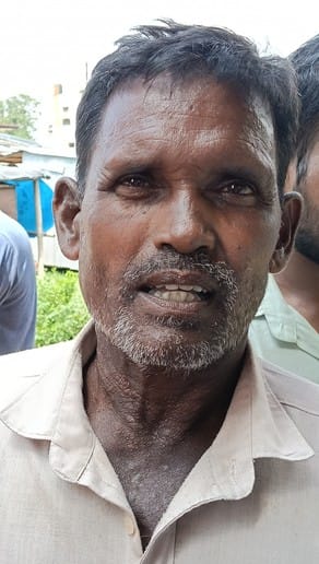 गोला के कृभको कृषक भारती सेवाकेंद्र पर यूरिया लेने के लिए किसानों की भीड़। संवाद