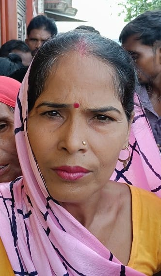 गोला के कृभको कृषक भारती सेवाकेंद्र पर यूरिया लेने के लिए किसानों की भीड़। संवाद