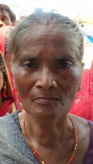 गोला के कृभको कृषक भारती सेवाकेंद्र पर यूरिया लेने के लिए किसानों की भीड़। संवाद