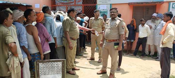 गोला के कृभको कृषक भारती सेवाकेंद्र पर यूरिया लेने के लिए किसानों की भीड़। संवाद