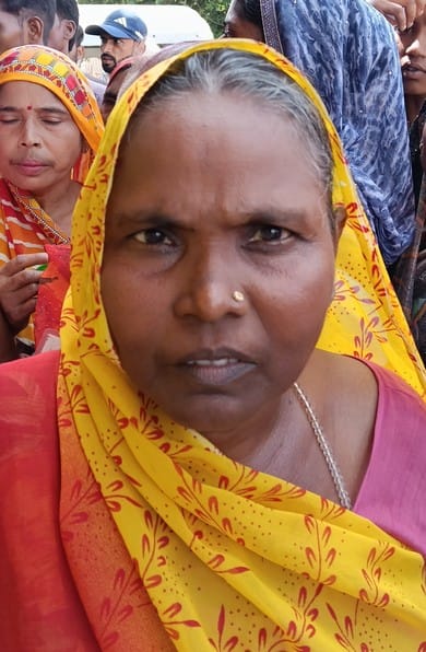 गोला के कृभको कृषक भारती सेवाकेंद्र पर यूरिया लेने के लिए किसानों की भीड़। संवाद
