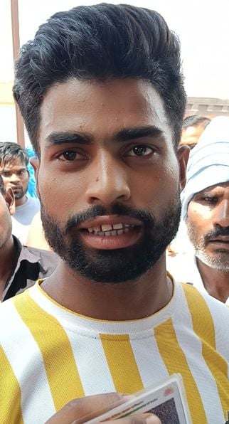 गोला के कृभको कृषक भारती सेवाकेंद्र पर यूरिया लेने के लिए किसानों की भीड़। संवाद