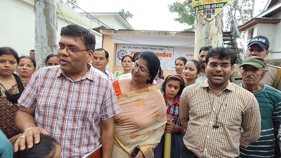 घुमारवीं में केंद्रीय विद्यालय की कक्षाओं को लेकर एसडीएम कार्यालय के बाहर बच्चों के साथ धरना दे