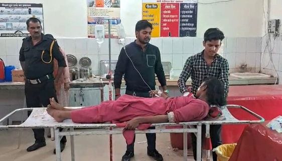 जिला अस्पताल में भर्ती महिला व मौजूद एसपी देहात व सीओ सिटी।स्रोत:वीडियोग्रैब
