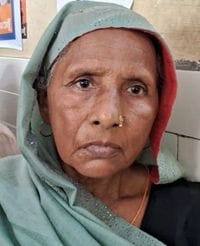जिला अस्पताल में पर्चा बनवाने को लगी मरीजों की लाइन।संवाद जिला अस्पताल में पर्चा बनवाने को लगी मरीजों की लाइन।संवाद