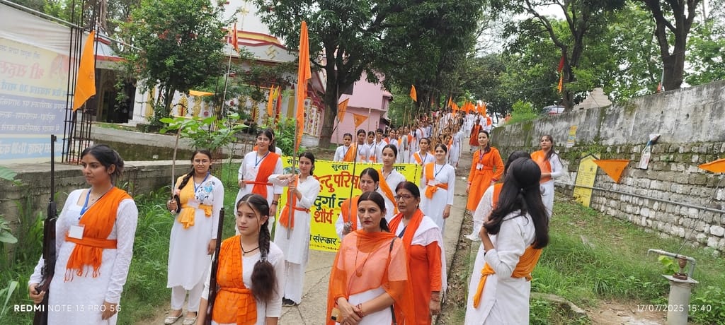 झंडूता के बल्हसीणा में पथ संचलन करती प्रशिक्षु। संवाद