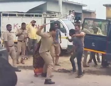 झड़प के दौरान एसओ का कॉलर पकड़े महिलाएं। स्रोत : वीडियो ग्रैब झड़प के दौरान एसओ का कॉलर पकड़े महिलाएं। स्रोत : वीडियो ग्रैब