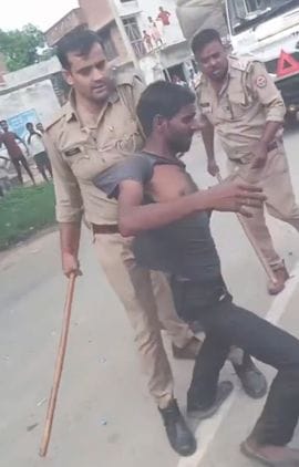 झड़प के दौरान एसओ का कॉलर पकड़े महिलाएं। स्रोत : वीडियो ग्रैब झड़प के दौरान एसओ का कॉलर पकड़े महिलाएं। स्रोत : वीडियो ग्रैब