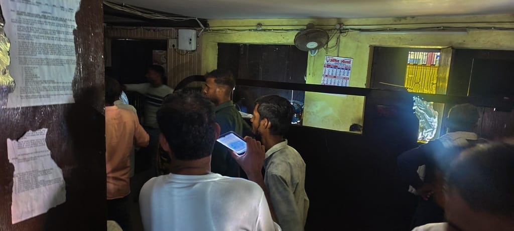 काफी समय से इसी अवस्था में रजिस्ट्री कार्यालय का जला हुआ जनरेटर। संवाद काफी समय से इसी अवस्था में रजिस्ट्री कार्यालय का जला हुआ जनरेटर। संवाद