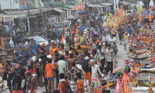 मुजफ्फरनगर स्थित शिव चौक पर शिव मंदिर की परिक्रमा करते शिव भक्त कांवड़िये। संवाद