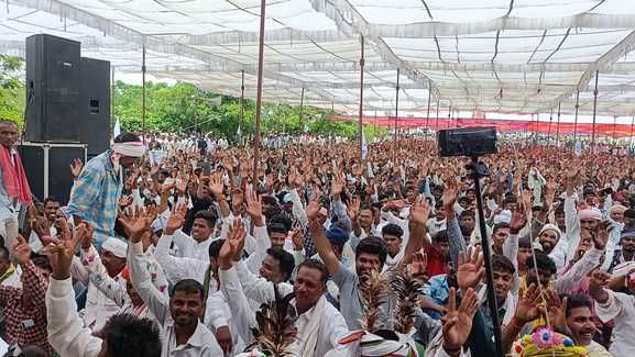 मानगढ़ धाम पर आयोजित कार्यक्रम में संबोधित करते सांसद राजकुमार रोत। 