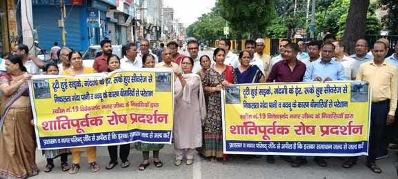 17जेएनडी21-गोहाना रोड पर जाम के दौरान फंसे वाहन। संवाद 17जेएनडी21-गोहाना रोड पर जाम के दौरान फंसे वाहन। संवाद