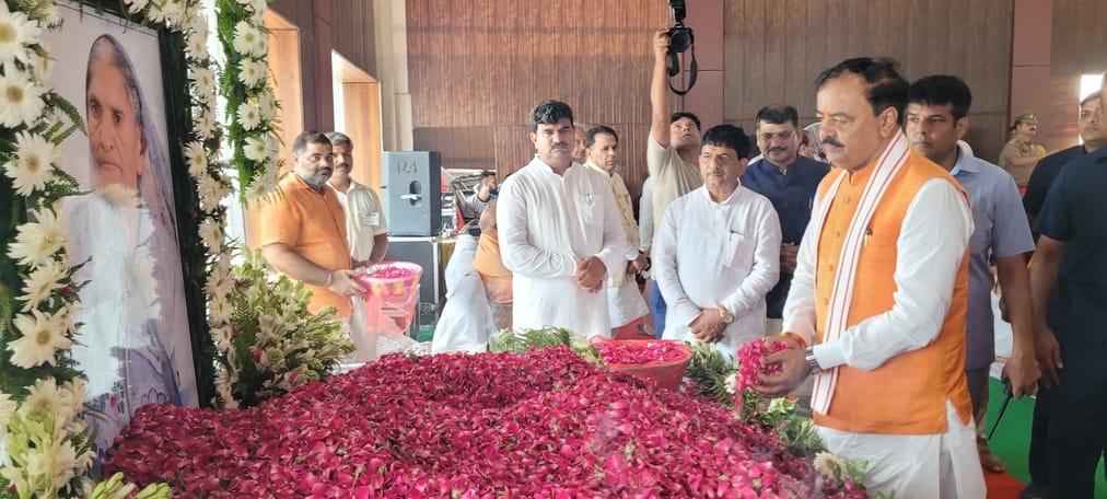 भाजपा के प्रदेश संगठन महामंत्री धर्मपाल सिंह की माता की श्रद्धांजलि सभा में पुष्प अर्पित करते झ भाजपा के प्रदेश संगठन महामंत्री धर्मपाल सिंह की माता की श्रद्धांजलि सभा में पुष्प अर्पित करते झ