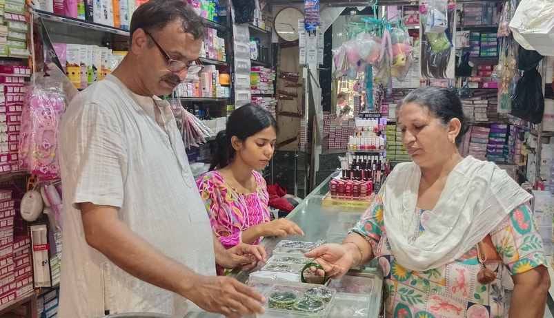 -फोटो 58 : शहर में एक दुकान में साड़ी खरीदती महिलाएं। संवाद