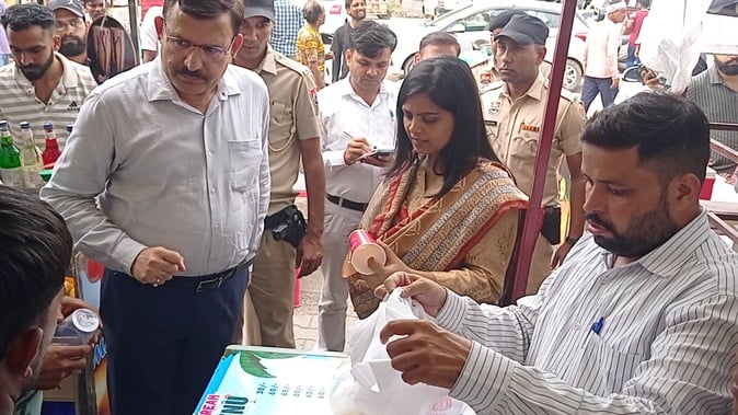 कुरुक्षेत्र। सेक्टर 17 में कचरा व पॉलिथीन मिलने पर खुद चालान करती जिला उपायुक्त नेहा सिंह व साथ