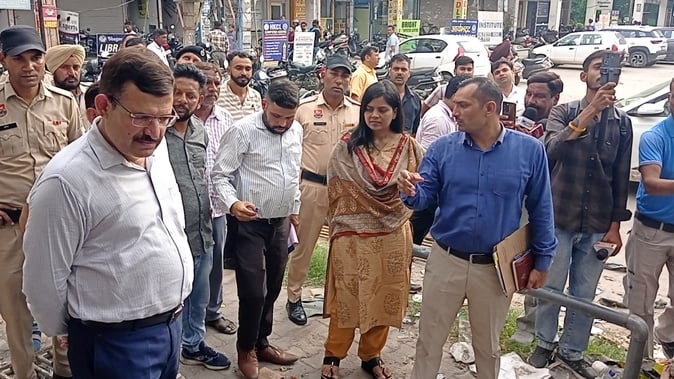 कुरुक्षेत्र। सेक्टर 17 में कचरा व पॉलिथीन मिलने पर खुद चालान करती जिला उपायुक्त नेहा सिंह व साथ