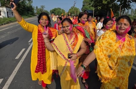 कांवड़िया वस्त्रों सहित अन्य पूजन सामग्री की सजने लगी दुकानें। संवाद कांवड़िया वस्त्रों सहित अन्य पूजन सामग्री की सजने लगी दुकानें। संवाद