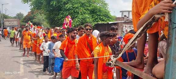 कांवड़िया वस्त्रों सहित अन्य पूजन सामग्री की सजने लगी दुकानें। संवाद कांवड़िया वस्त्रों सहित अन्य पूजन सामग्री की सजने लगी दुकानें। संवाद