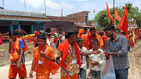 कांवड़िया वस्त्रों सहित अन्य पूजन सामग्री की सजने लगी दुकानें। संवाद कांवड़िया वस्त्रों सहित अन्य पूजन सामग्री की सजने लगी दुकानें। संवाद