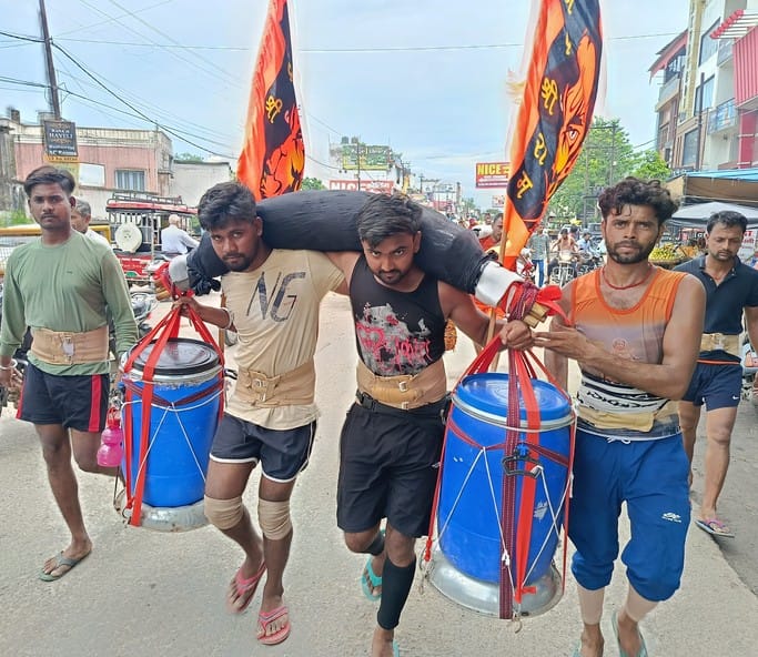 नजीबाबाद के सीकेआई चौराहे से गुजरते कांवड़िए।