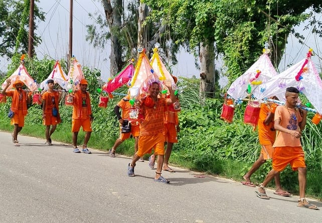 नजीबाबाद के सीकेआई चौराहे से गुजरते कांवड़िए।