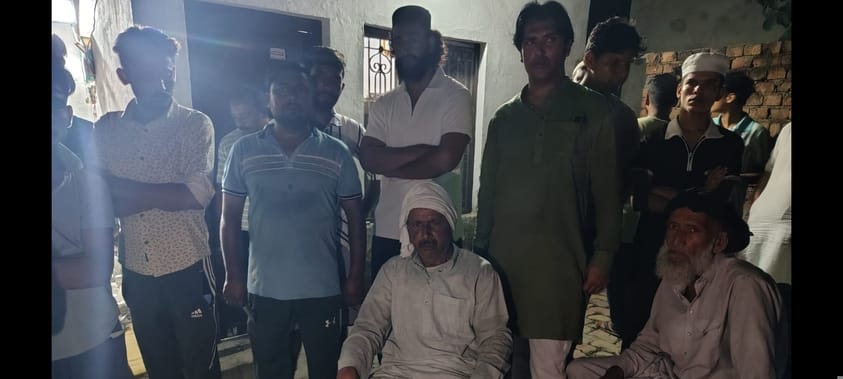 नयागांव मीरापुर में हत्या के बाद मौके पर पहुंचे ग्रामीण फोटो संवाद