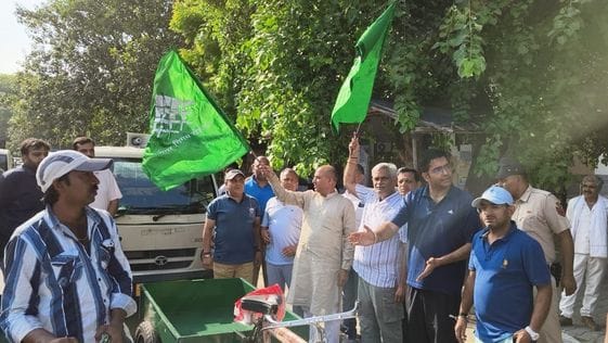 पालिका बाजार के सामने सड़क पर पड़ी गंदगी। संवाद