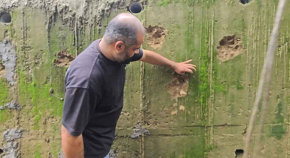 प्लासी-मैड भगेटू संपर्क मार्ग पर लगे डंगे को दर्शाते लोग। ग्रामीण।